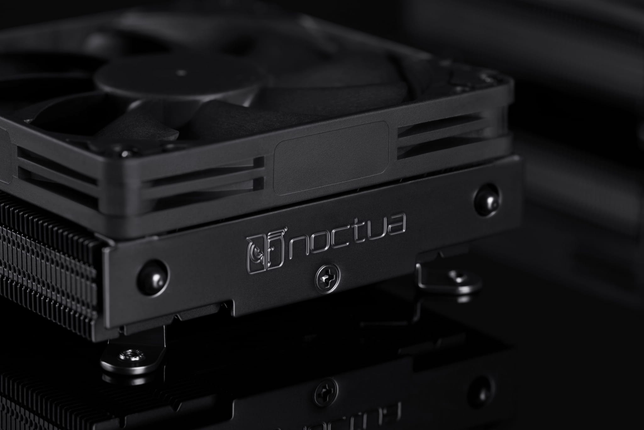 Noctua NH-L9i chromax.black widok z boku
